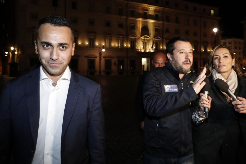 Luigi Di Maio e Matteo Salvini fuori da Palazzo Chigi