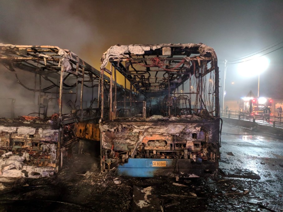 Incendio nella notte, a fuoco 7 bus Gtt: indagano i carabinieri
