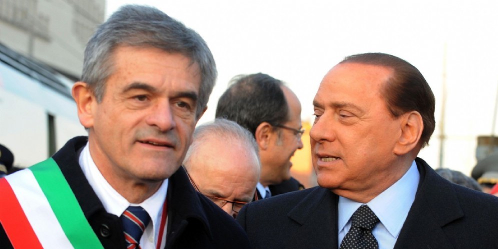 Il governatore del Piemonte Sergio Chiamparino e il leader di Forza Italia Silvio Berlusconi all'inaugurazione della linea alta velocità Torino-Milano nel 2009