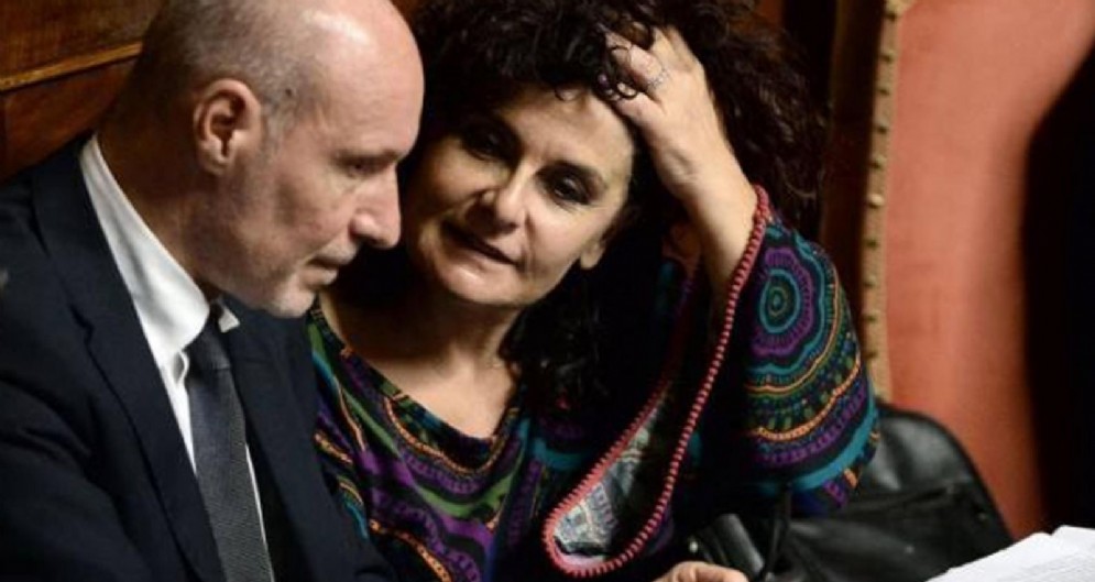 I senatori del Movimento 5 stelle Gregorio De Falco ed Elena Fattori, che non hanno votato il decreto Genova