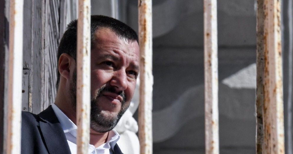 Matteo Salvini da un balcone della Prefettura a Napoli