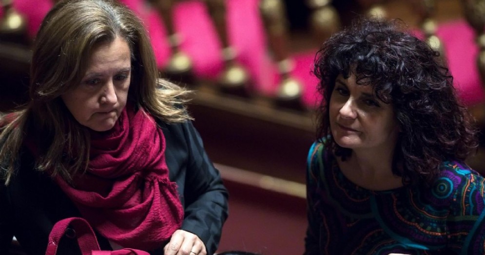 Elena Fattori (S) in aula al Senato con un'altra dissidente, Paola Nugnes (D)