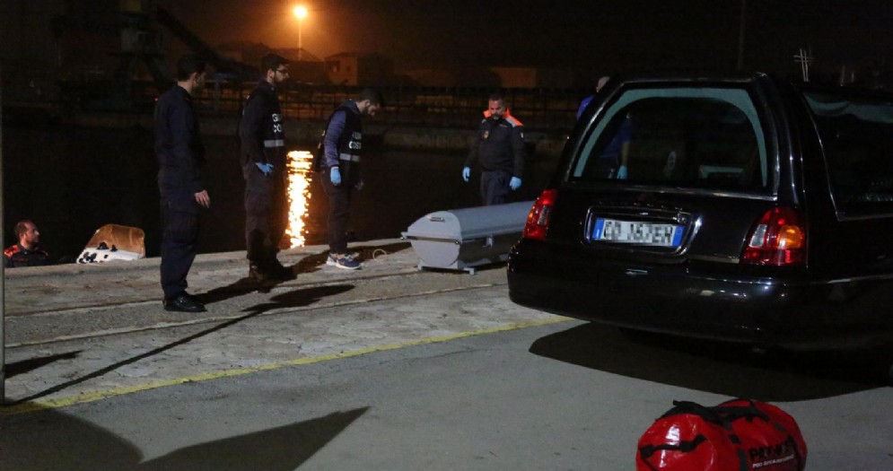 Il viaggio su un barchino per raggiungere la Sardegna di un gruppo di algerini si è trasformato in tragedia