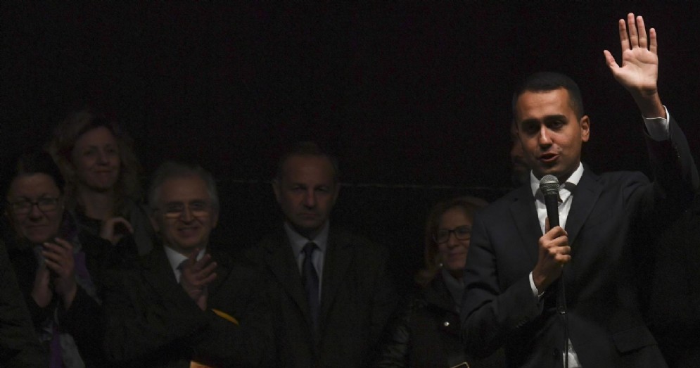 Il vicepremier e ministro del Lavoro e per lo sviluppo Economico Luigi Di Maio durante la manifestazione in piazza contro la 'Terra dei Fuochi'