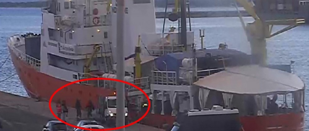 Un momento delle presunte irregolarit nello smaltimento dei rifiuti di bordo della nave