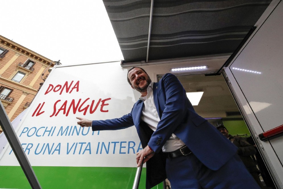 Matteo Salvini durante la visita al centro raccolta di sangue organizzata dalla Polizia di Stato