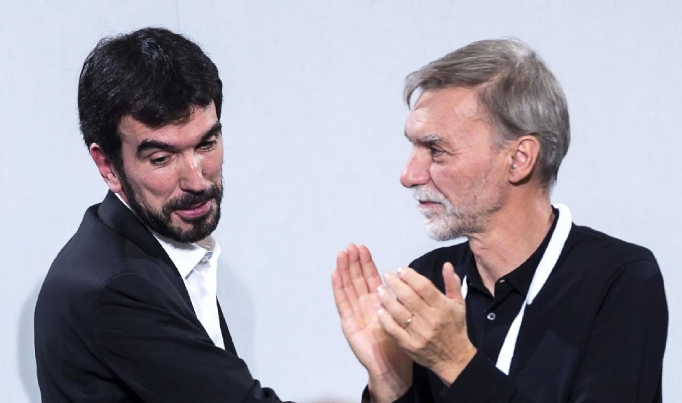 Il segretario uscente del Partito Democratico Maurizio Martina con Graziano Delrio al termine del suo intervento durante l'assemblea nazionale