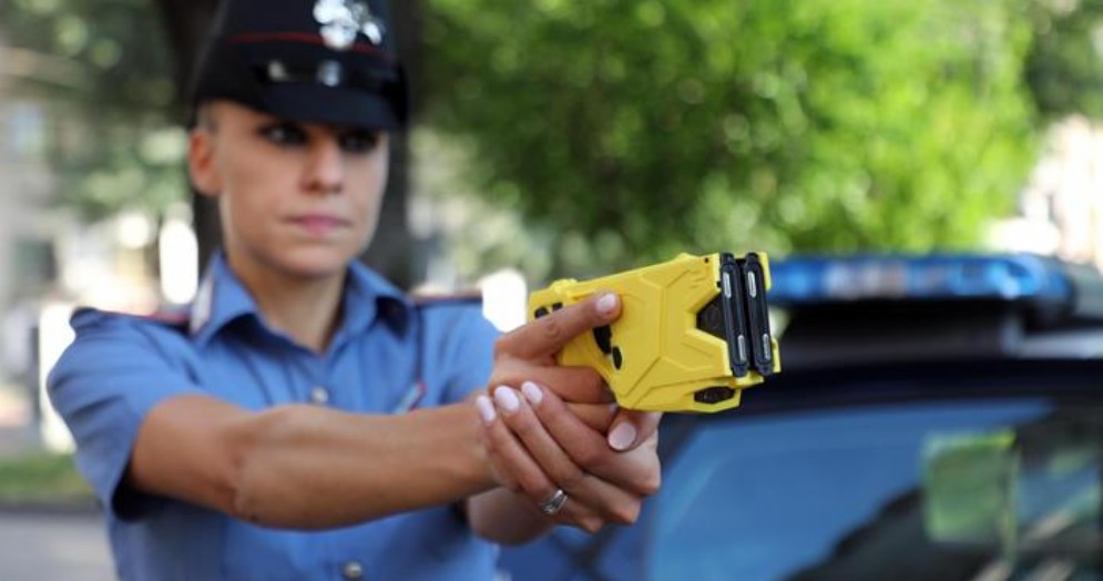 Un Carabiniere tiene in mano il Taser