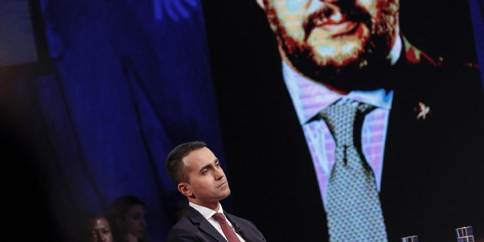 Luigi Di Maio (sullo sfondo immagine di Matteo Salvini) durante la trasmissione della LA7 Piazza pulita