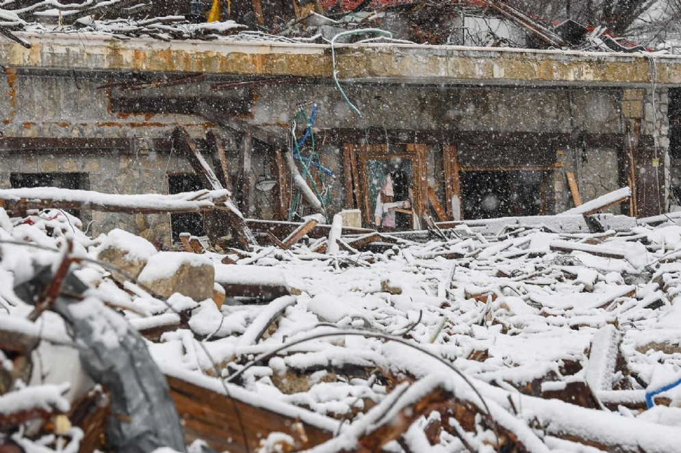 L'hotel Rigopiano travolto da una slavina