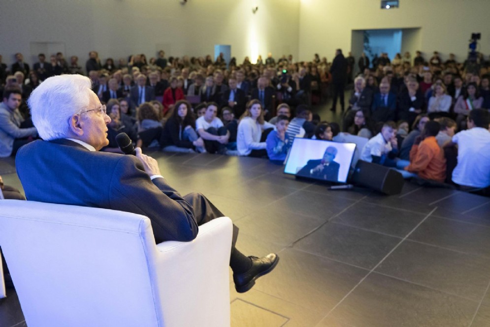 Il capo dello Stato Sergio Mattarella risponde alle domande dei ragazzi all'Arsenale della Pace, Torino, 26 novembre 2018