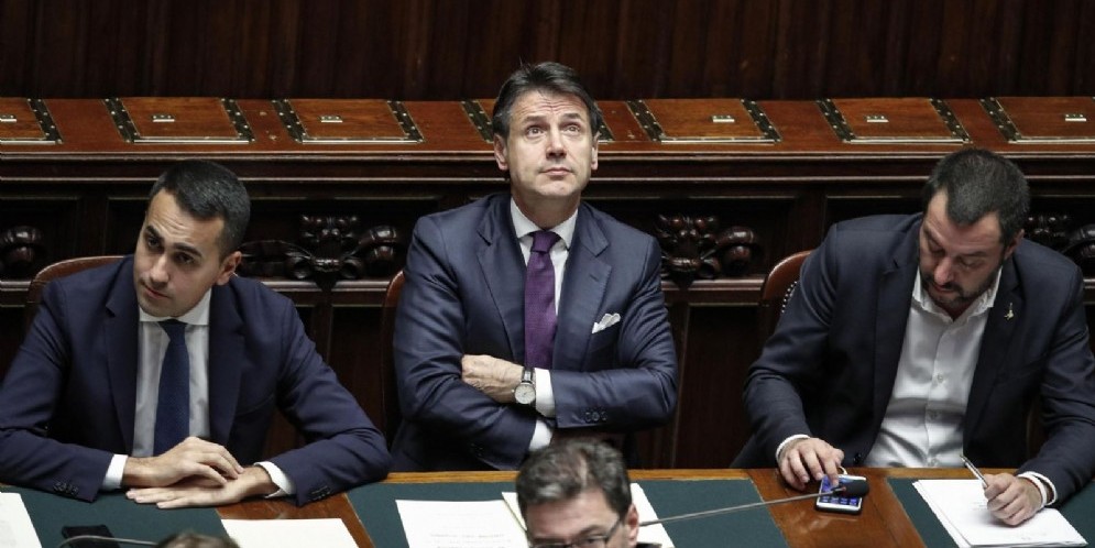 Il premier Giuseppe Conte con i due vicepremier Luigi Di Maio e Matteo Salvini