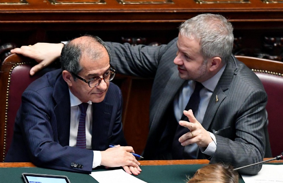 Il ministro dell'Economia, Giovanni Tria, e il presidente della commissione Bilancio Claudio Borghi