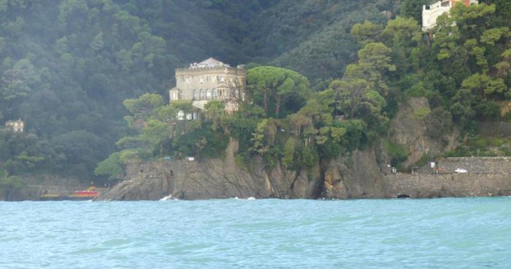 Via grate e ringhiere dal mare a Paraggi