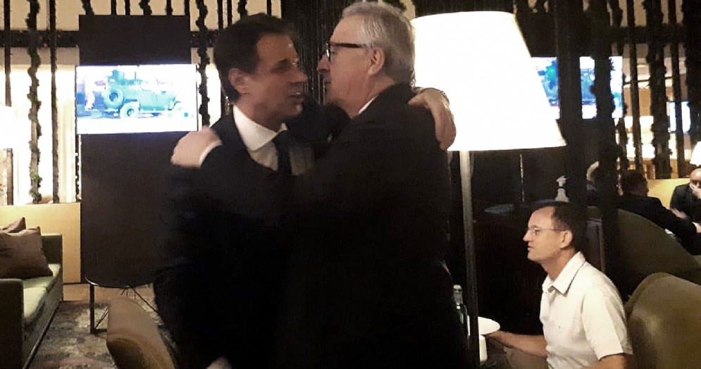 Il premier Giuseppe Conte abbraccia il presidente della Commissione Ue Jean-Claude Juncker