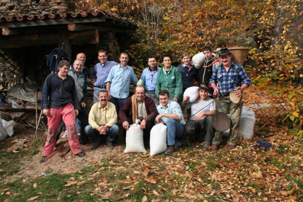 Gli abitanti di Bagneri, battitura castagne