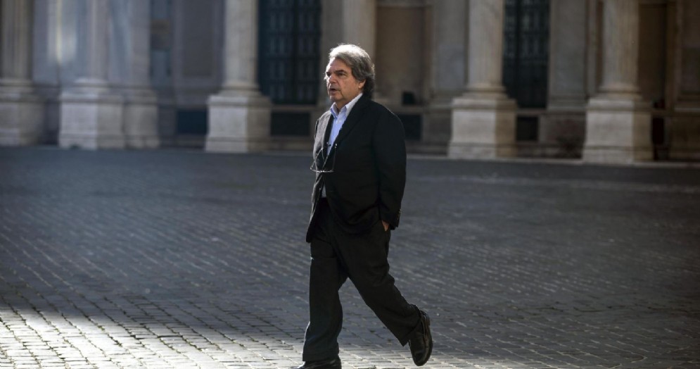Il capogruppo alla camera di Forza Italia Renato Brunetta davanti a palazzo Chigi