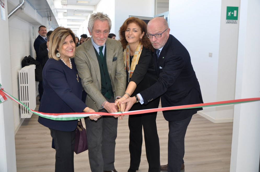 Il taglio del nastro. Da sinistra: Annunziata Gallo, Prefetta, Pier Francesco Corcione, Direttore UIB e Presidente TAM, Ivana Morando, referente ITS Regione Piemonte, Paolo Bastianelli, vice presidente Sistema Moda Italia