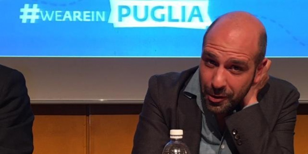 Checco Zalone durante la sua visita al Salone del Libro