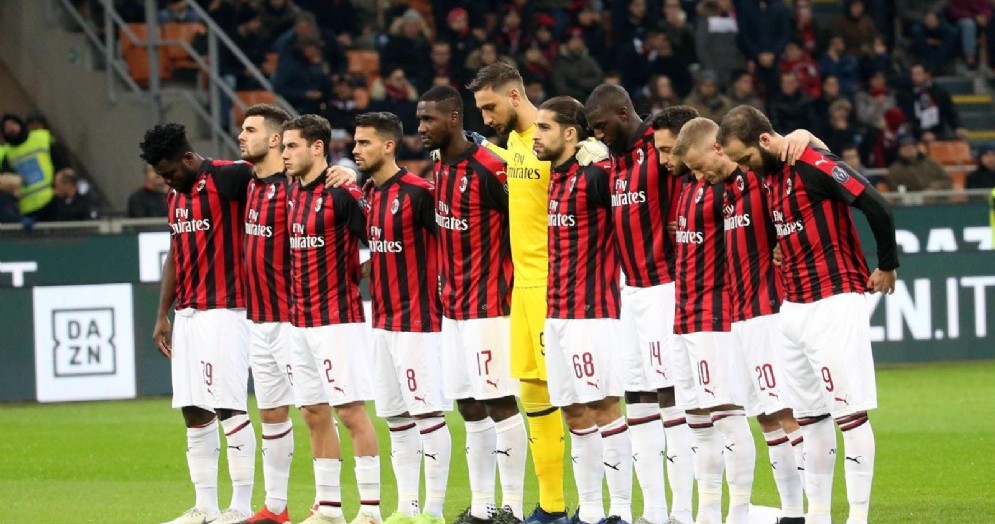Il Milan schierato a metà campo prima del match contro il Torino
