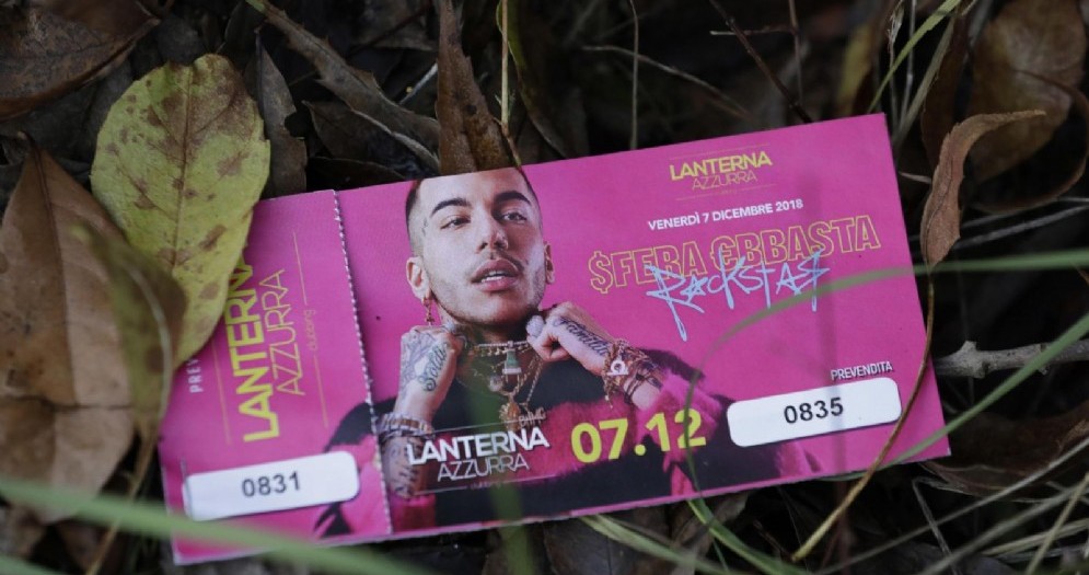 Un biglietto del concerto di Sfera Ebbasta ritrovato fuori dalla discoteca di Corinaldo dove sono rimasti uccisi 5 ragazzini e una donna