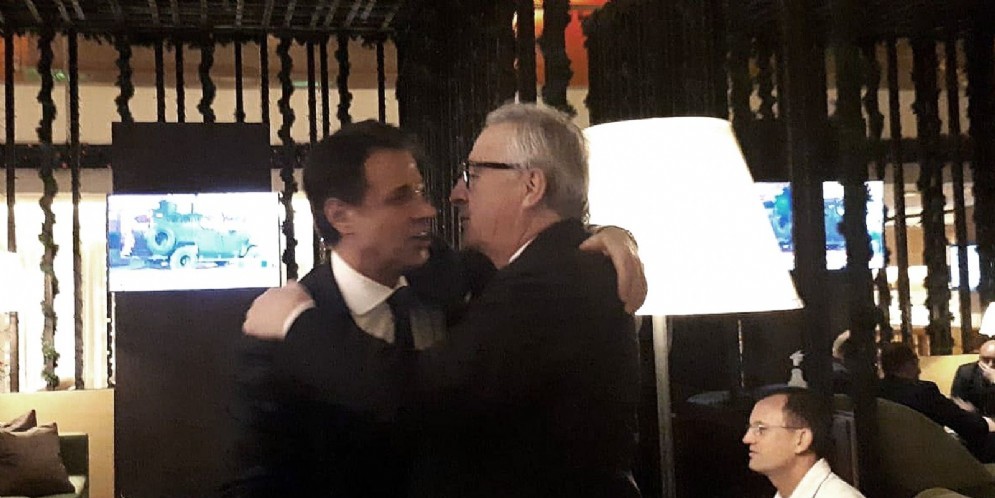 Il premier Giuseppe Conte con il presidente della Commissione Ue Jean-Claude Juncker
