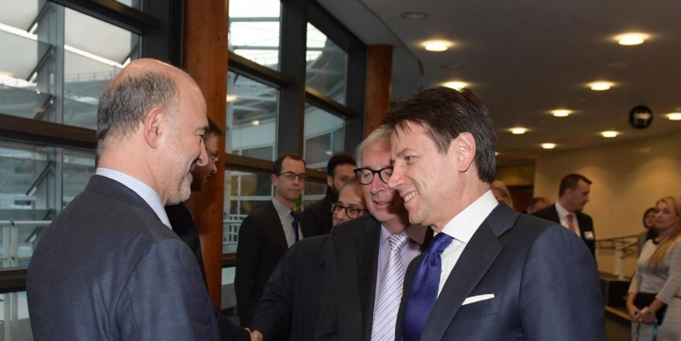 Stretta di mano tra il premier Giuseppe Conte e il commissario europeo agli Affari economici Pierre Moscovici