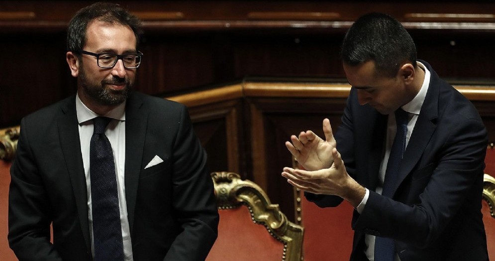 Il ministro della Giustizia Alfonso Bonafede con il vicepremier Luigi Di Maio durante l'approvazione al Senato del dl anticorruzione