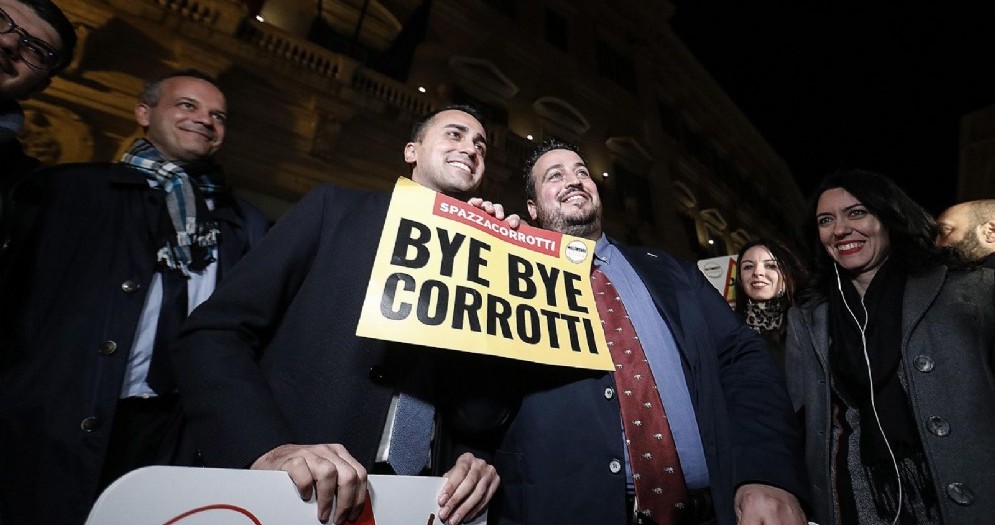 Luigi Di Maio, vice premier e ministro del Lavoro e dello Sviluppo Economico, insieme ai parlamentari del M5s in piazza Montecitorio per festeggiare l'approvazione alla Camera del ddl anticorruzione