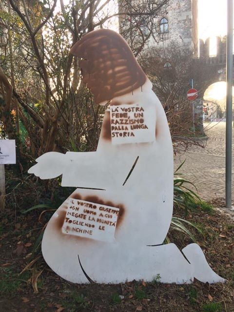Vandali in azione in piazzetta del Pozzo: imbrattato il Presepe
