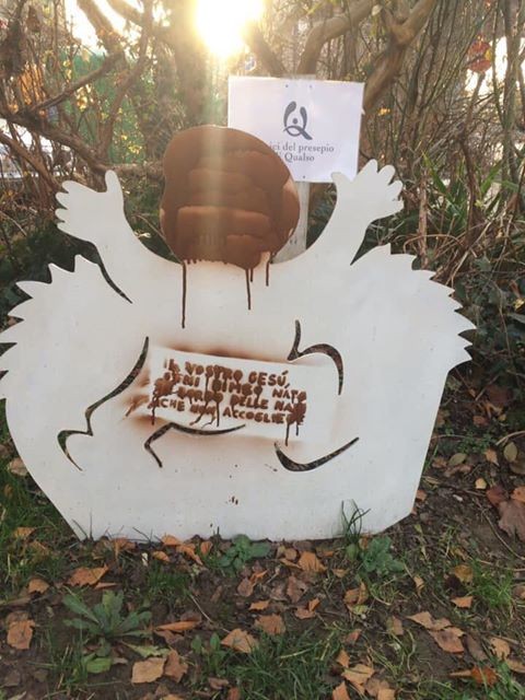Vandali in azione in piazzetta del Pozzo: imbrattato il Presepe