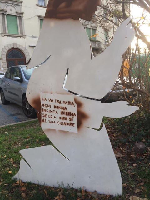 Vandali in azione in piazzetta del Pozzo: imbrattato il Presepe