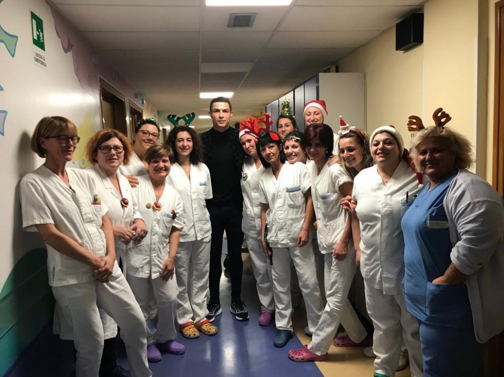 Cristiano Ronaldo, vigilia di Natale in ospedale: il campione ha visitato i bimbi ricoverati