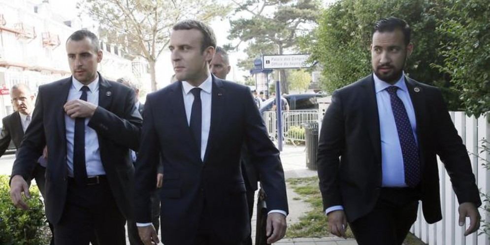 Il Presidente Macron con l'ex guardia del corpo (alla sua sinistra) Alexandre Benalla