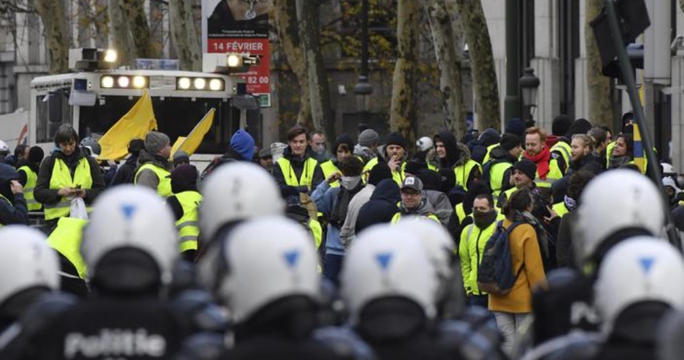 Avviso a Macron: i Francesi auspicano che il movimento dei «gilet gialli» continui