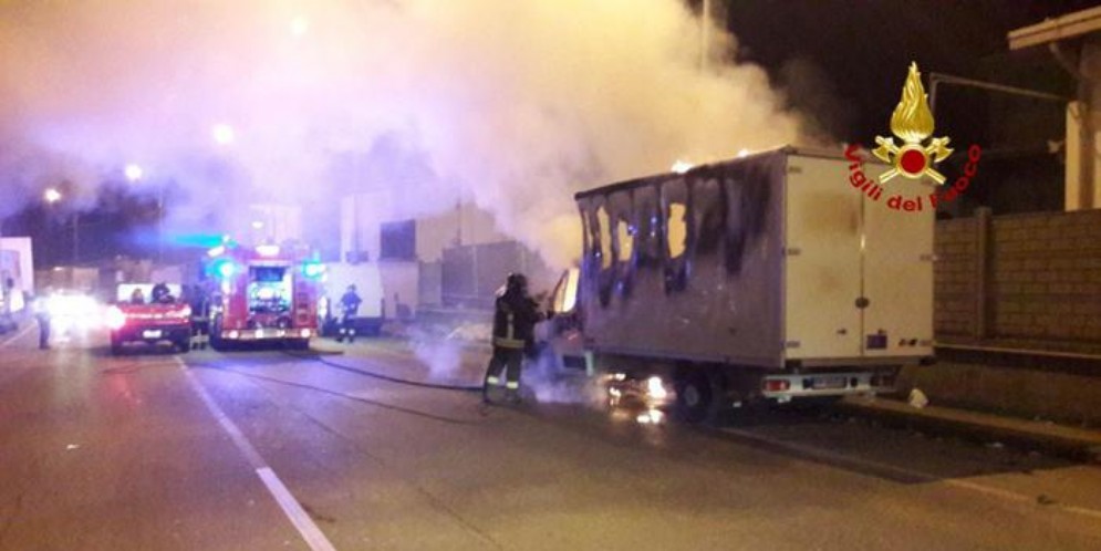 Camion a fuoco a Genova, nessun ferito