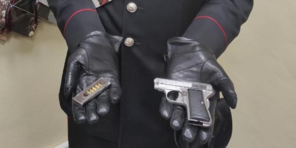 Pistola «non censita» in casa, arrestato un 25 enne a Torino