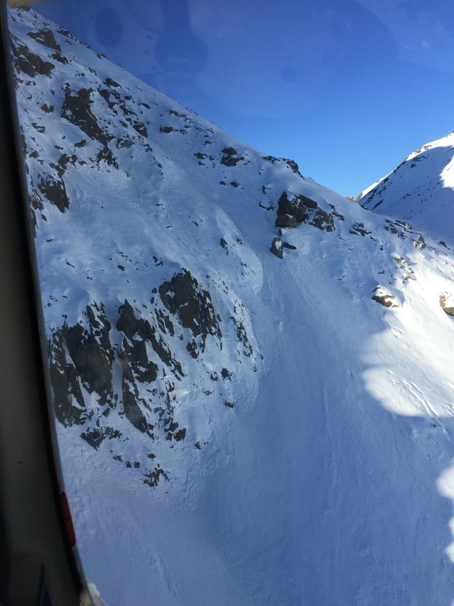 Il canale che scende dalla Punta Cristalliera da cui sono precipitati i due alpinisti