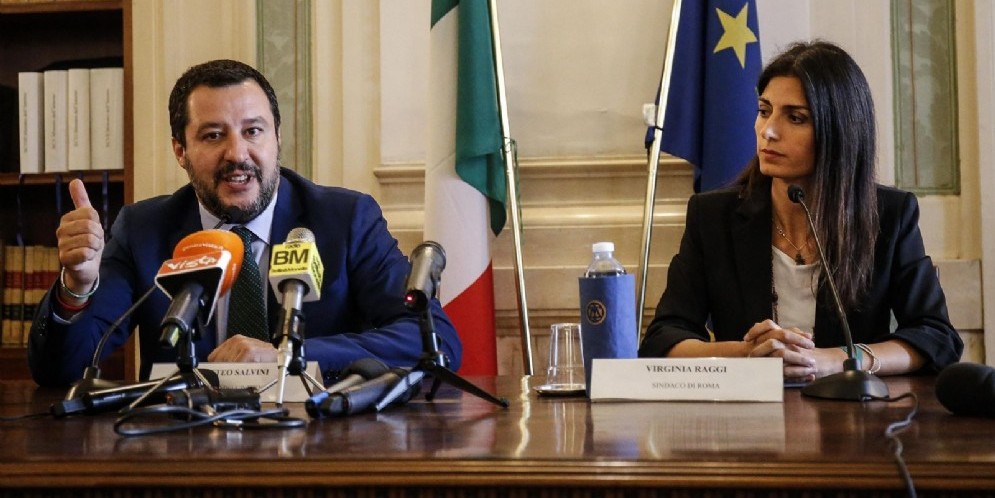 Il vicepremier e ministro dell'Interno Matteo Salvini con la sindaca di Roma Virginia Raggi