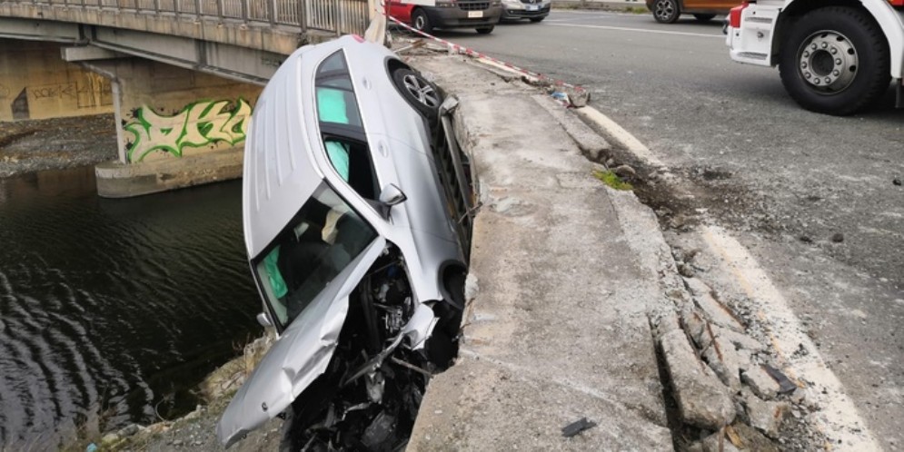 Sfonda guardrail, resta appeso sul greto del torrente