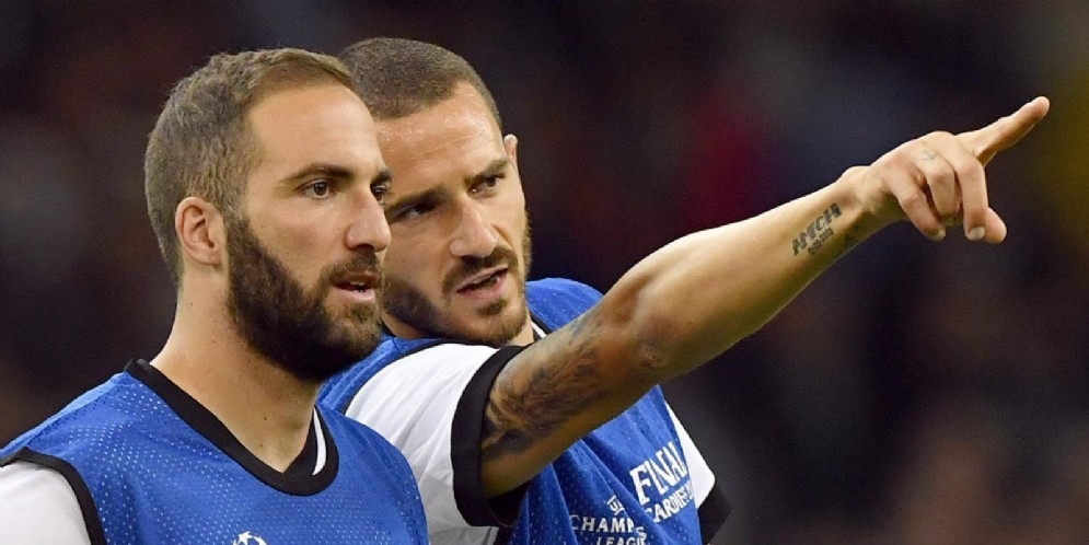 Gonzalo Higuain e Leonardo Bonucci: protagonisti assieme a Caldara del maxi scambio della scorsa estate fra Juventus e Milan