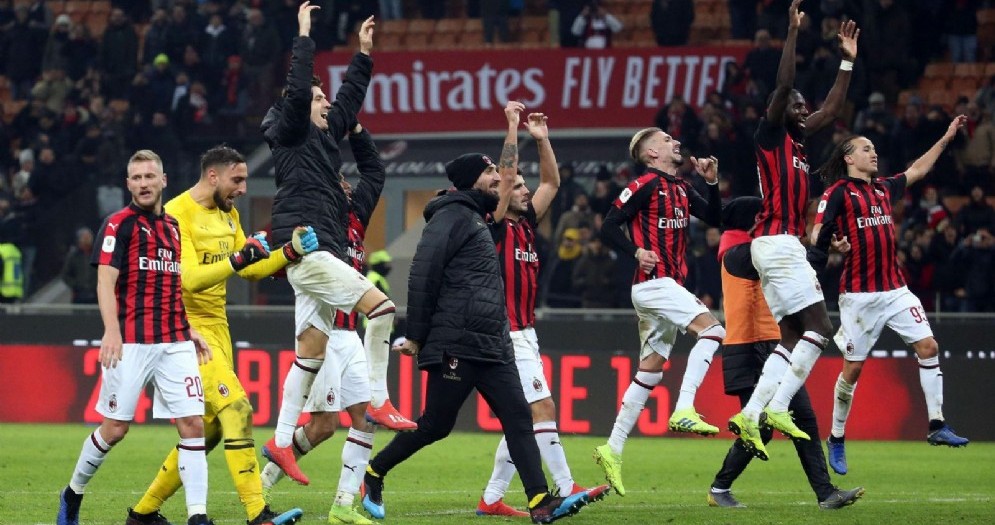 I rossoneri esultano dopo la vittoria sul Napoli
