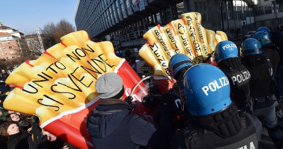 L’ira degli studenti contro l’apertura dei nuovi fast food: tafferugli e tensione in centro a Torino