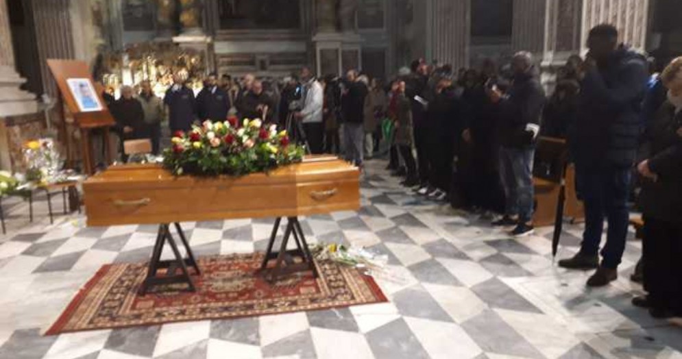 Migranti, in centinaia al funerale di Prince Jerry