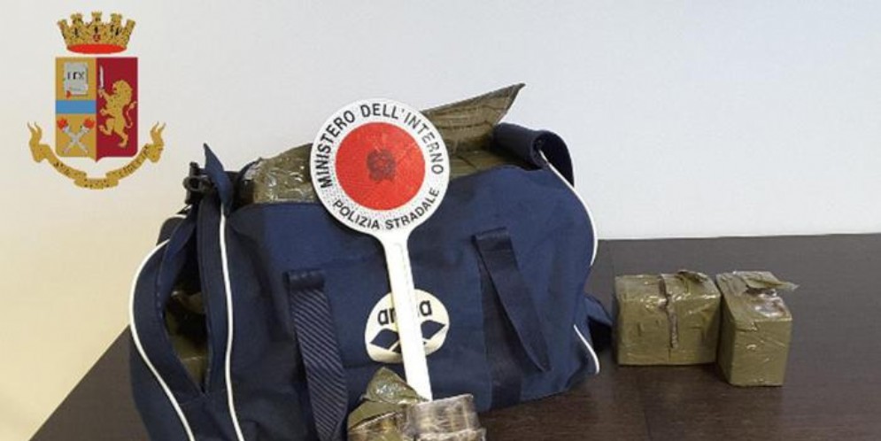 Guida col cellulare, i poliziotti lo fermano e sulla sua auto trovano 25 kg di hashish