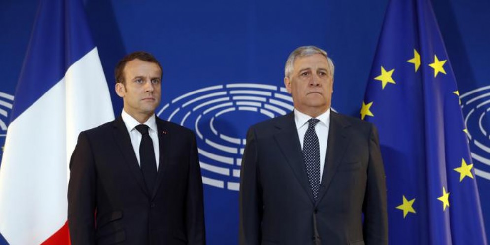 Il Presidente francese, Macron con il Presidente del Parlamento europeo, Antonio Tajani