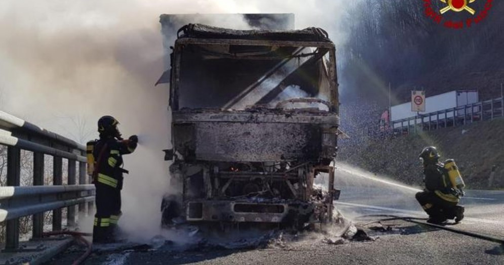 Camion a fuoco in autostrada: tir distrutto dalle fiamme sull'A12