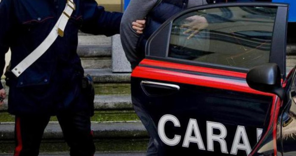 Picchia passante senza motivo in centro: arrestato un marocchino (irregolare)