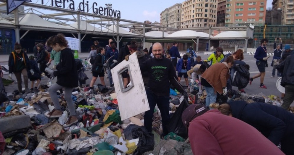 I volontari in azione a piazzale Kennedy