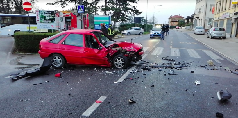 Auto contromano in via Pozzuolo: ferite due persone